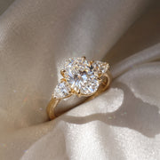 The Vivienne Ring - Oval and pear trilogy in 18K yellow gold on a luxurious silk fabric - The Jewel Concierge