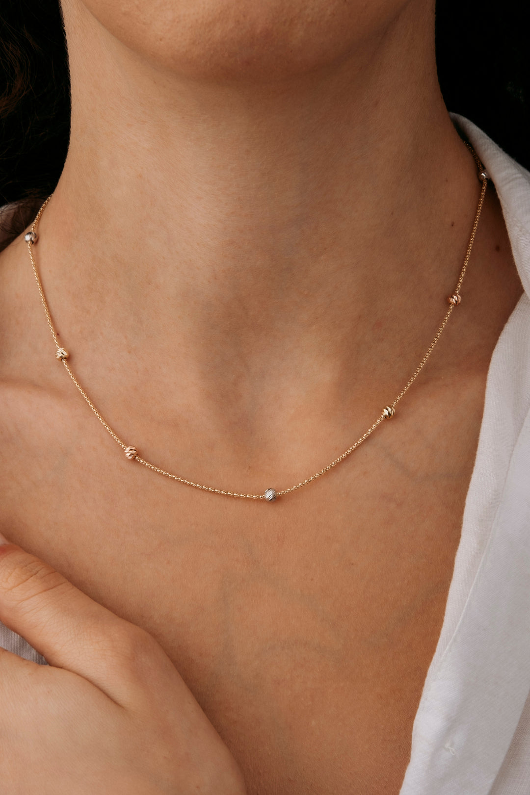 Rose gold necklace on a woman's neck